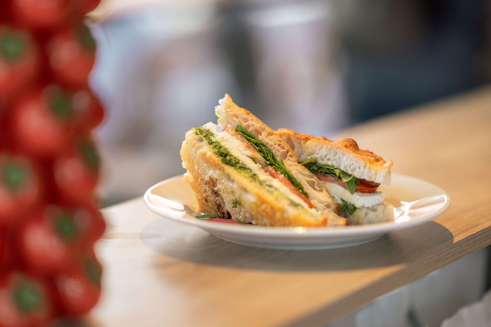 Verse caprese schiacciata met basilicum en tomaat op tafel