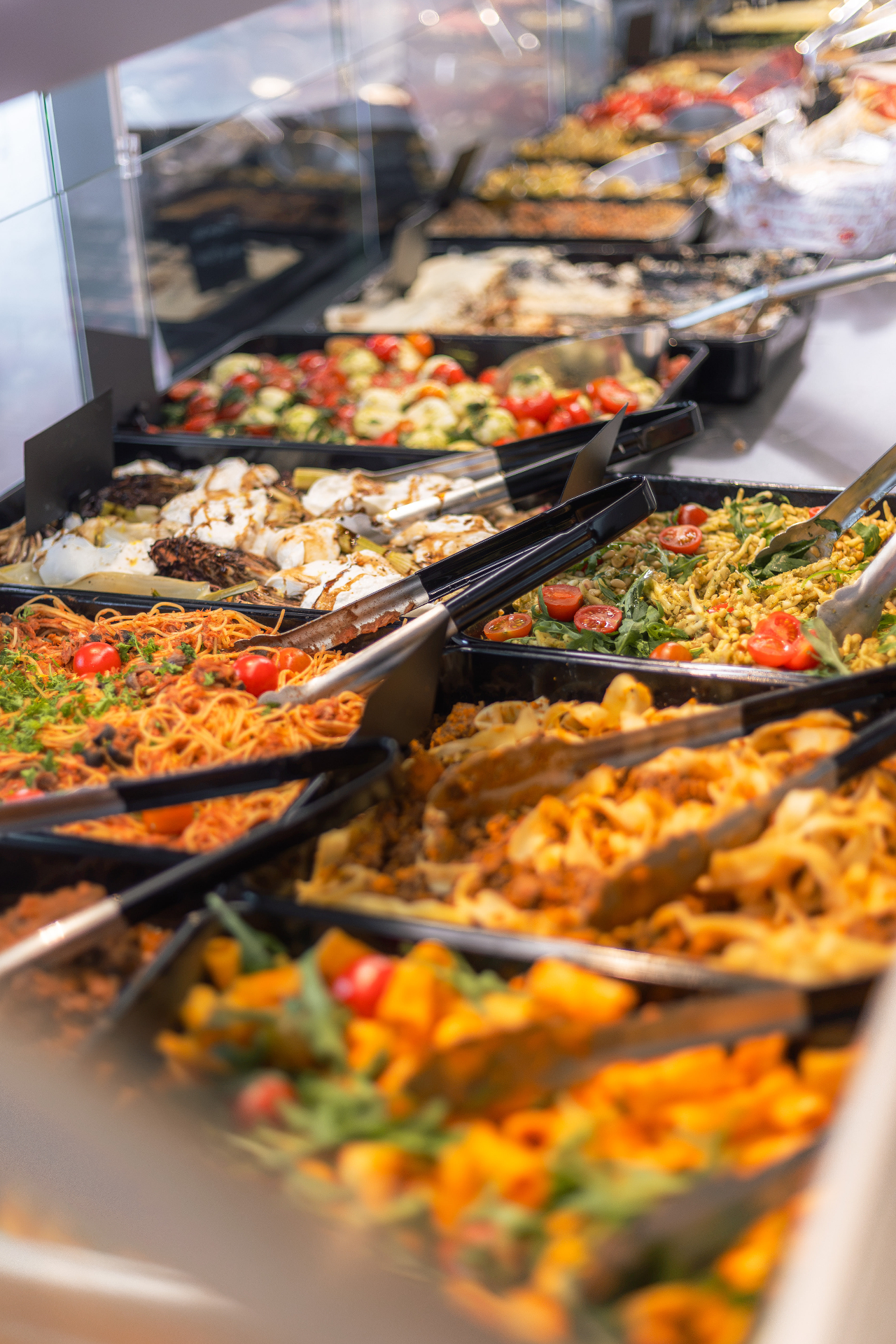 Traiteurbuffet met verse pasta en gegrilde groenten