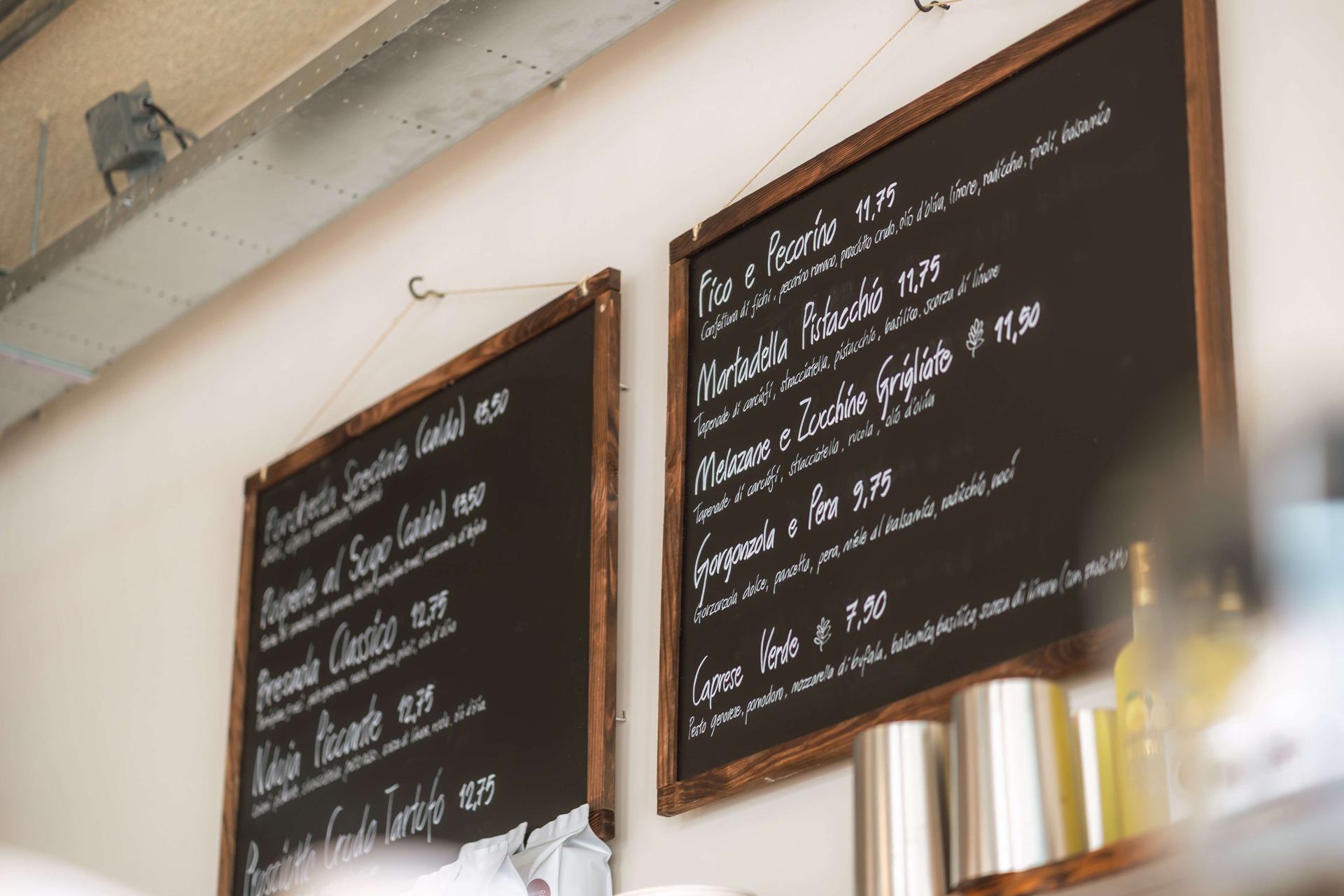 Krijtborden met het schiacciata menu aan de muur