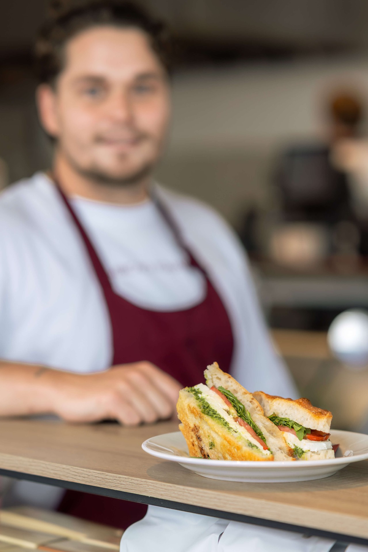Chef presenteert een caprese schiacciata