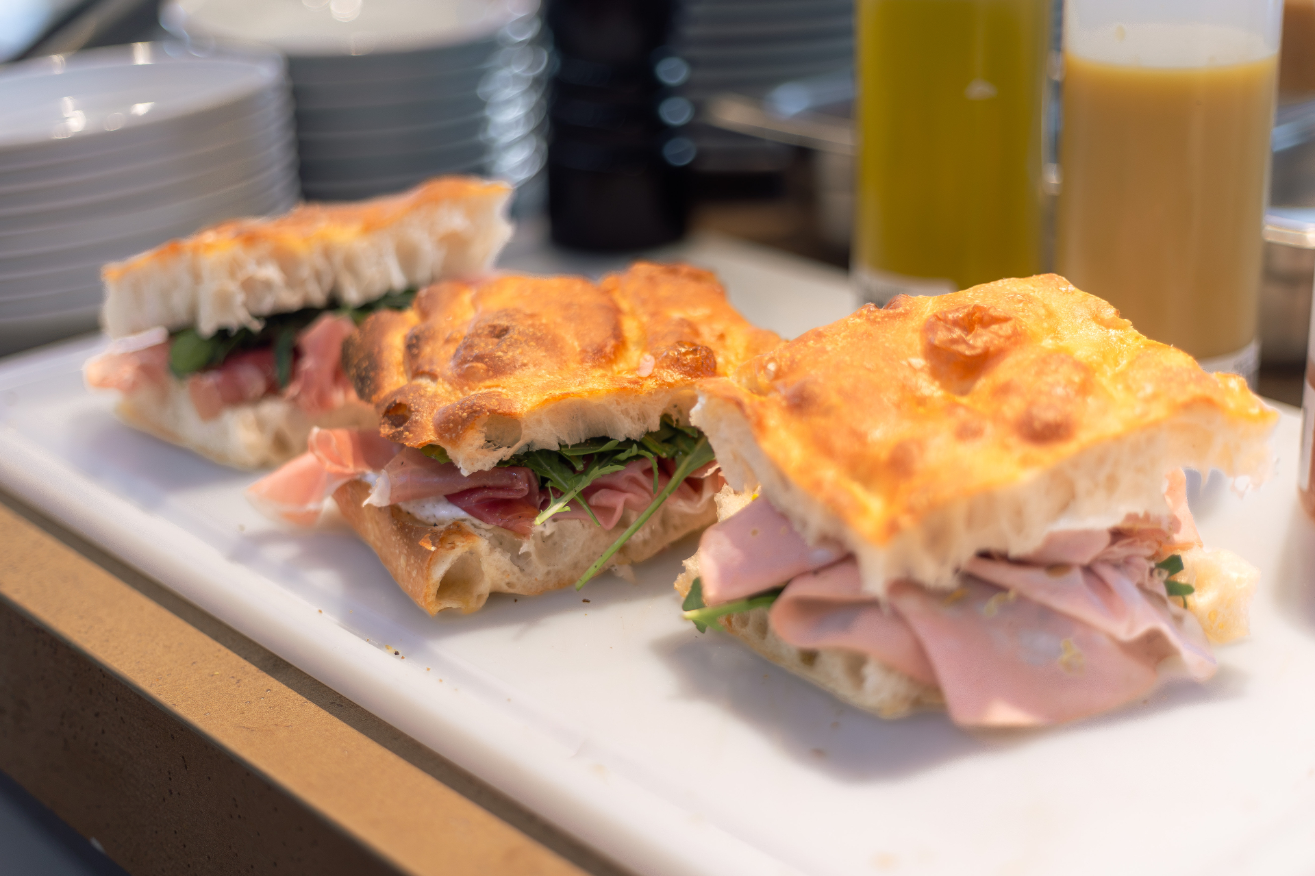 Versgebakken schiacciata met ham en rucola bij Mercato Tomato