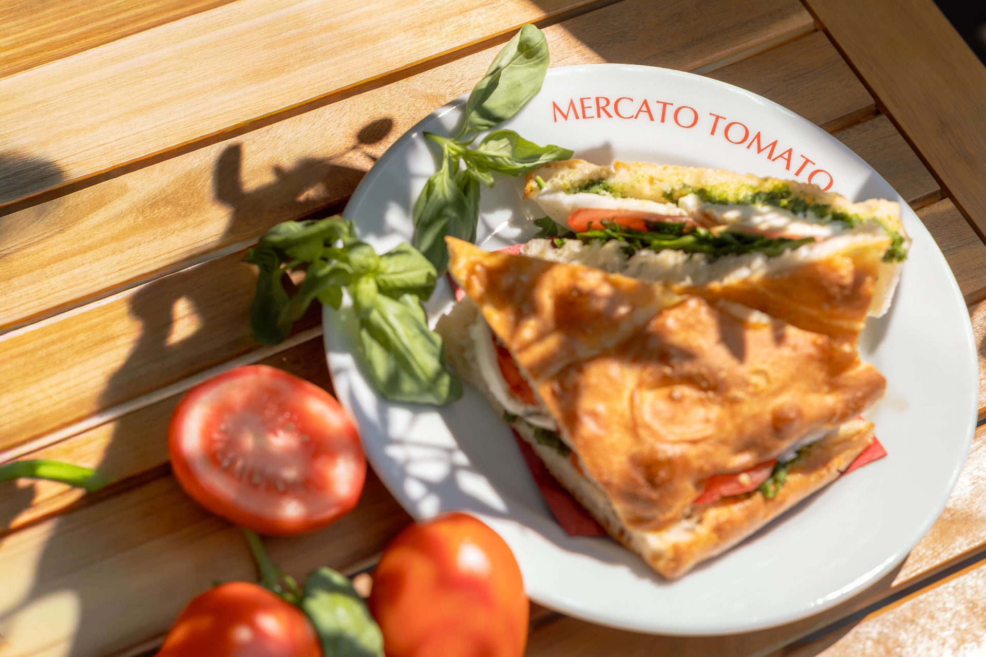 Schiacciata op Mercato Tomato bord in de zon