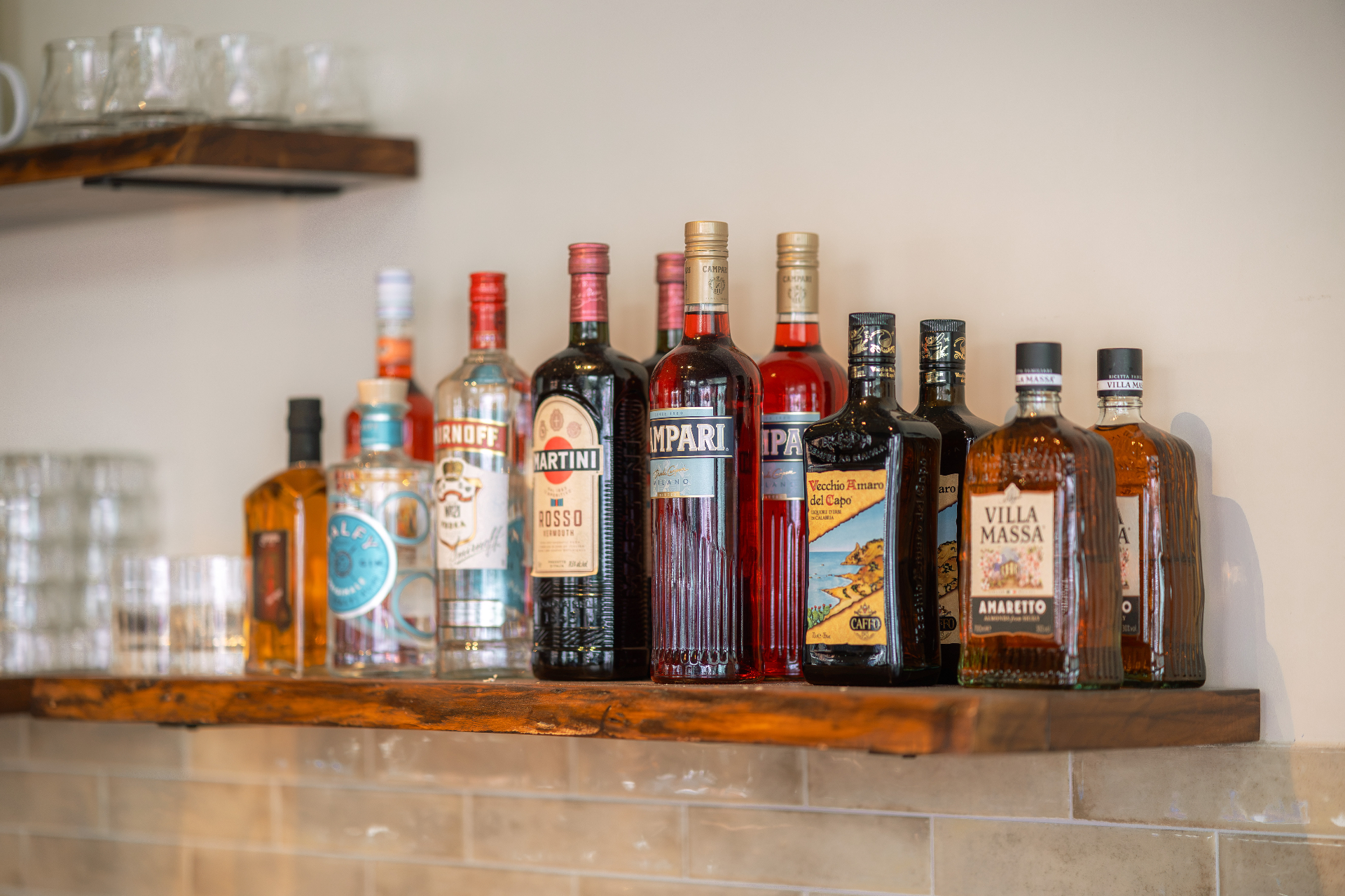 Italiaanse spirits en aperitivo's achter de bar bij Mercato Tomato