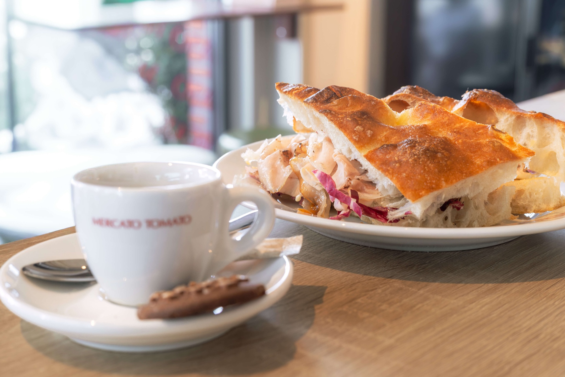 Cappuccino met schiacciata op houten tafel